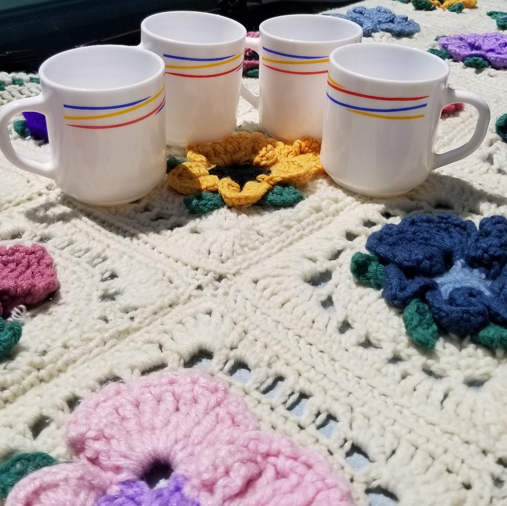 Vtg Set of 4 Milkglass Arcopal France Fireworks  8oz CoffeeTea Cups ARCOPAL MUGS